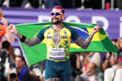 Após participar do 'BBB 24', Vinícius Rodrigues é bronze nos 100m T63 nas Paralimpíadas