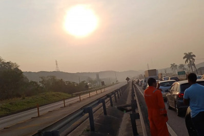 Fumaça de incêndio bloqueou BR-101 em Casimiro de Abreu e causou transtornos