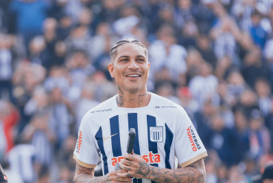 Vídeo: apresentação de Guerrero em clube peruano leva multidão a estádio 