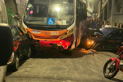 Ônibus da Petro Ita se envolve em acidente na 24 de Maio