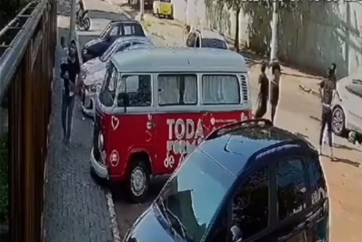 Mulher com criança no colo foge de arrastão em Caxias; veja o vídeo