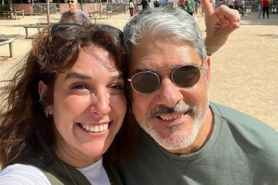 William Bonner surge sorridente com a mulher nas Paralimpíadas de Paris 