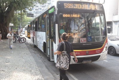Passageiros aproveitam nova linha de ônibus que liga Largo do Machado ao Jardim de Alah