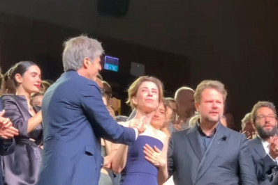 Fernanda Torres e Selton Mello se emocionam com aplausos da plateia após exibição de 'Ainda Estou Aqui'