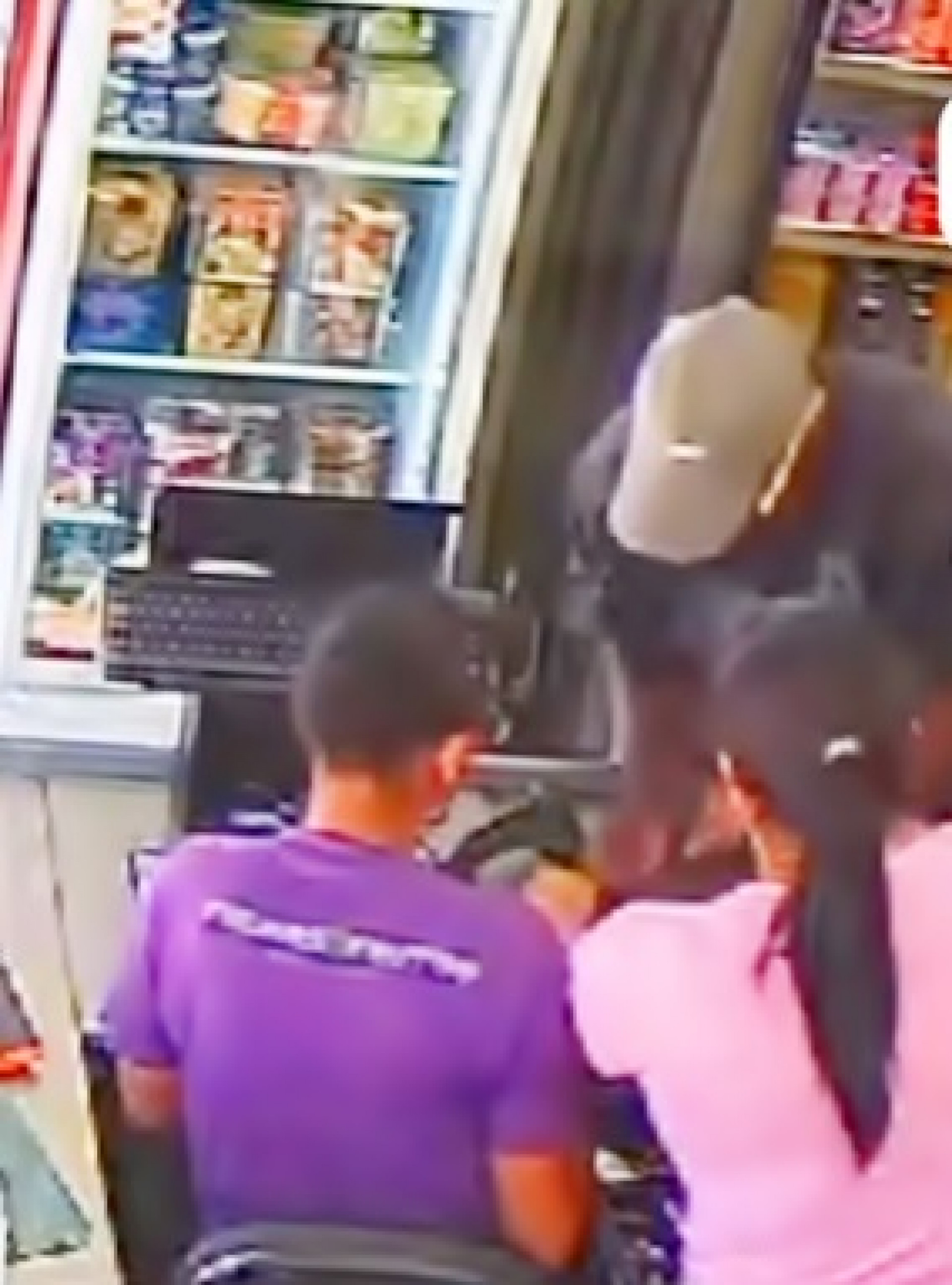 Ele anunciou o crime rendendo as funcionárias que estavam no caixa