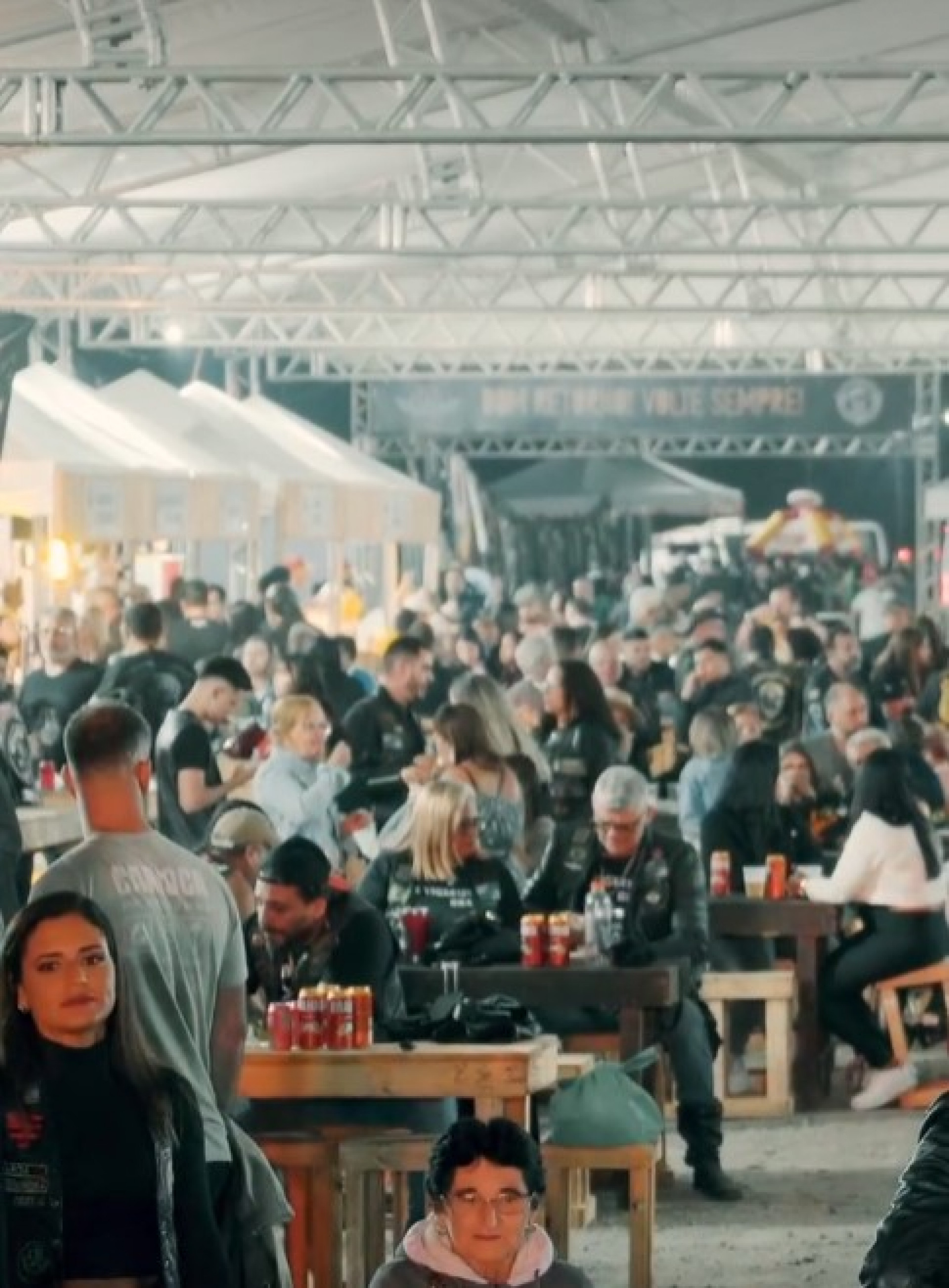 Vista de uma parte do espaço gastronômico do Guapi Moto Fest, em Guapimirim