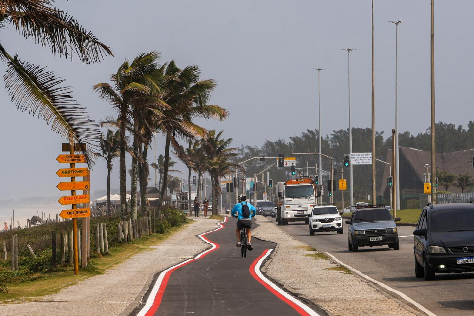 A praia da Barra da Tijuca, na Zona Oeste, amanheceu com céu nublado nesta segunda-feira (2) - Renan Areias/Agência O DIA