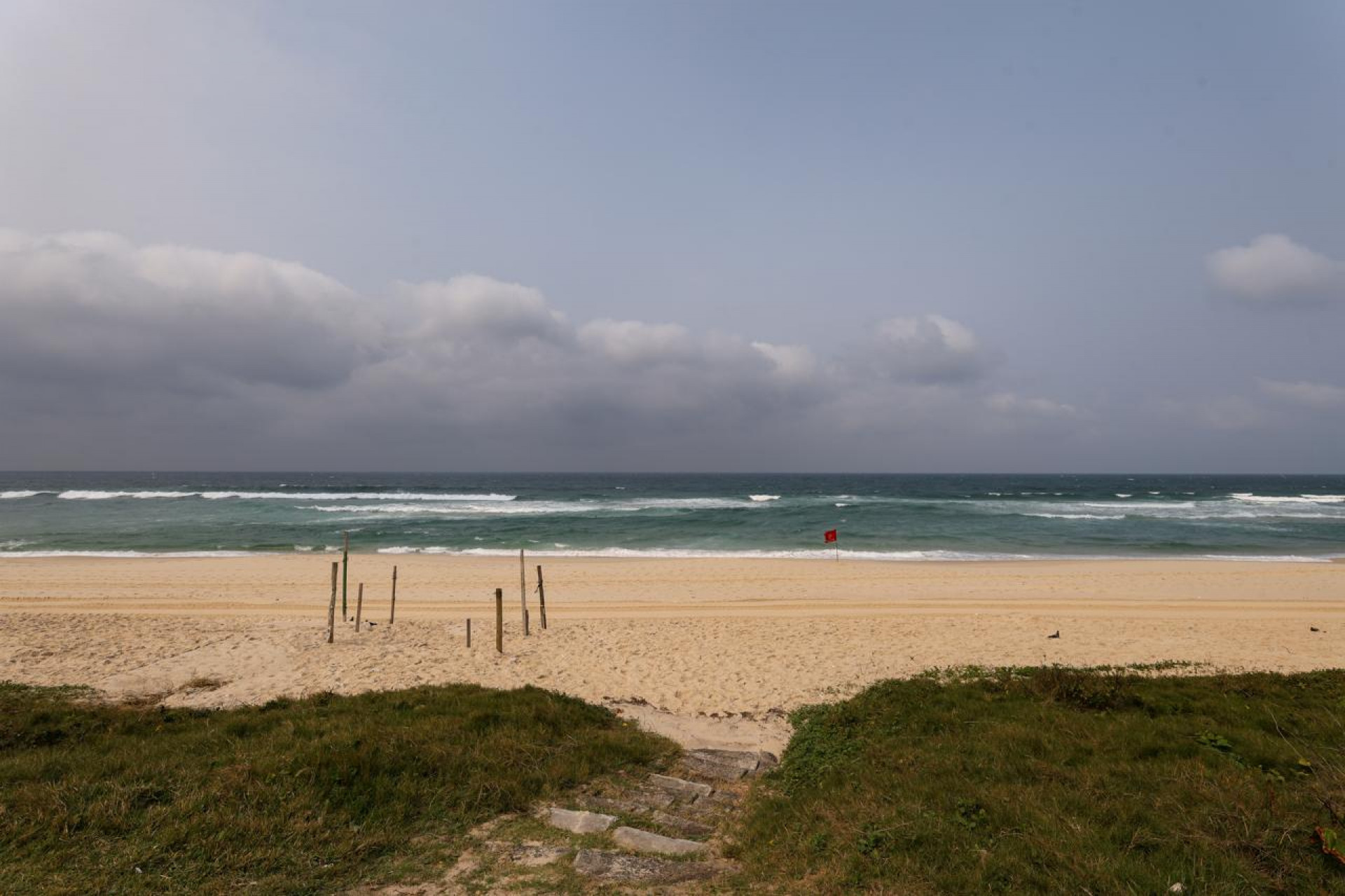 A praia da Barra da Tijuca, na Zona Oeste, amanheceu com céu nublado nesta segunda-feira (2) - Renan Areias/Agência O DIA