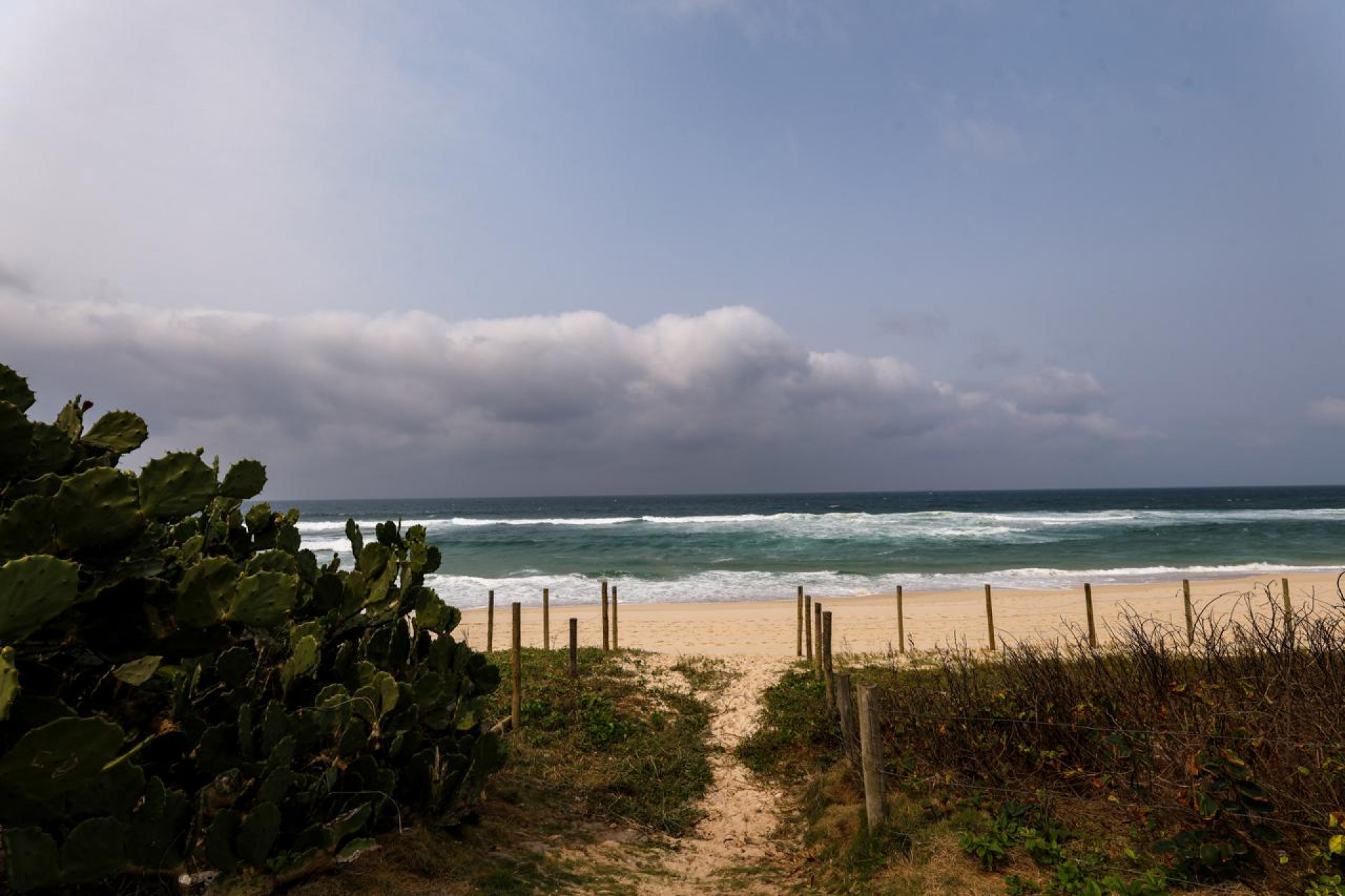 A praia da Barra da Tijuca, na Zona Oeste, amanheceu com céu nublado nesta segunda-feira (2) - Renan Areias/Agência O DIA