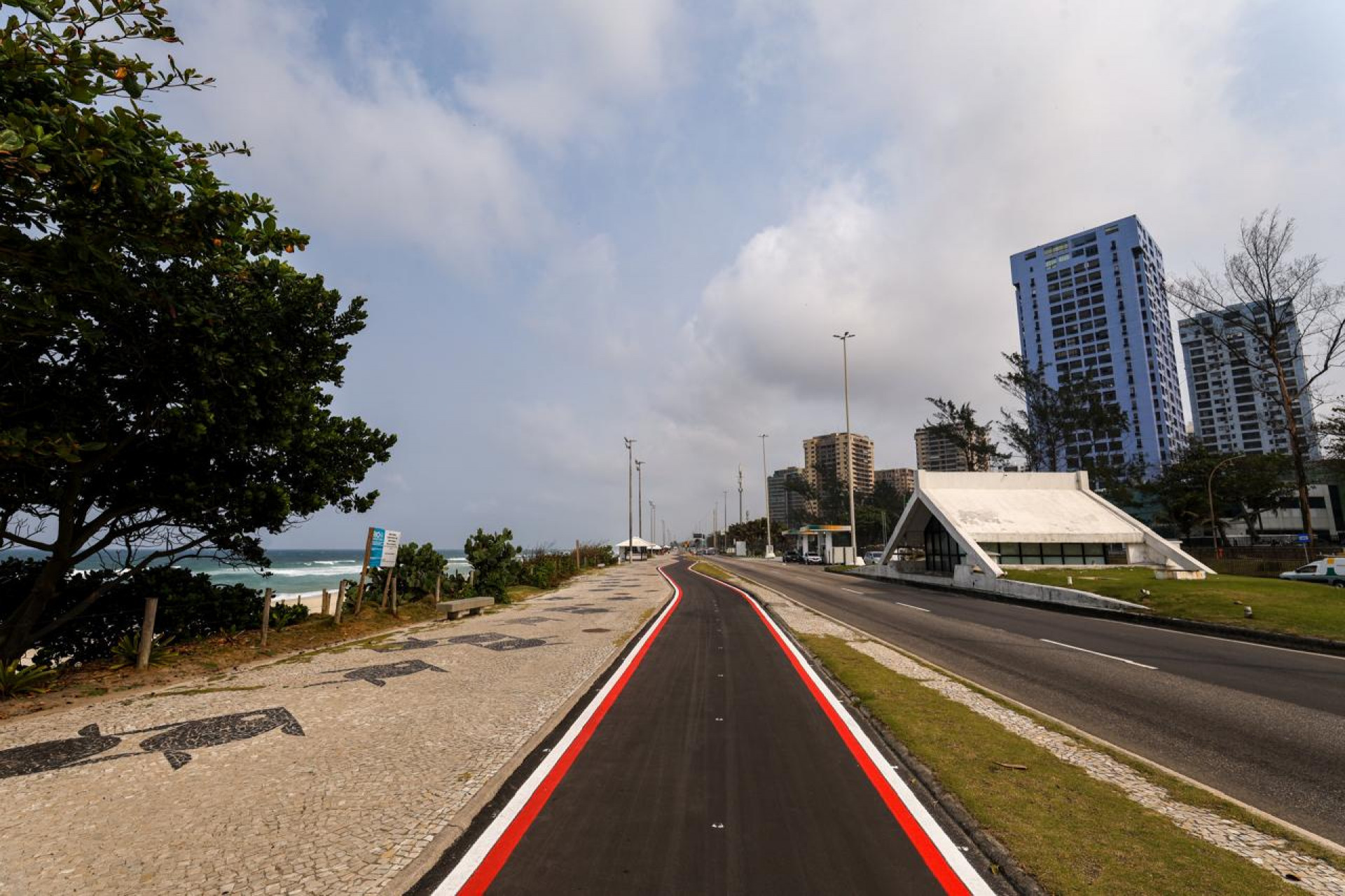 A praia da Barra da Tijuca, na Zona Oeste, amanheceu com céu nublado nesta segunda-feira (2) - Renan Areias/Agência O DIA