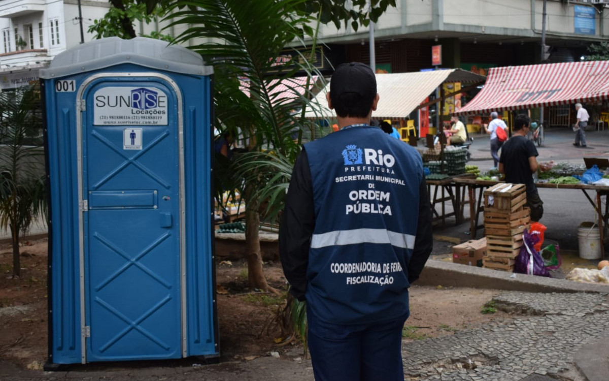Banheiros químicos começaram a ser instalados em feiras no Rio nesta terça (2)