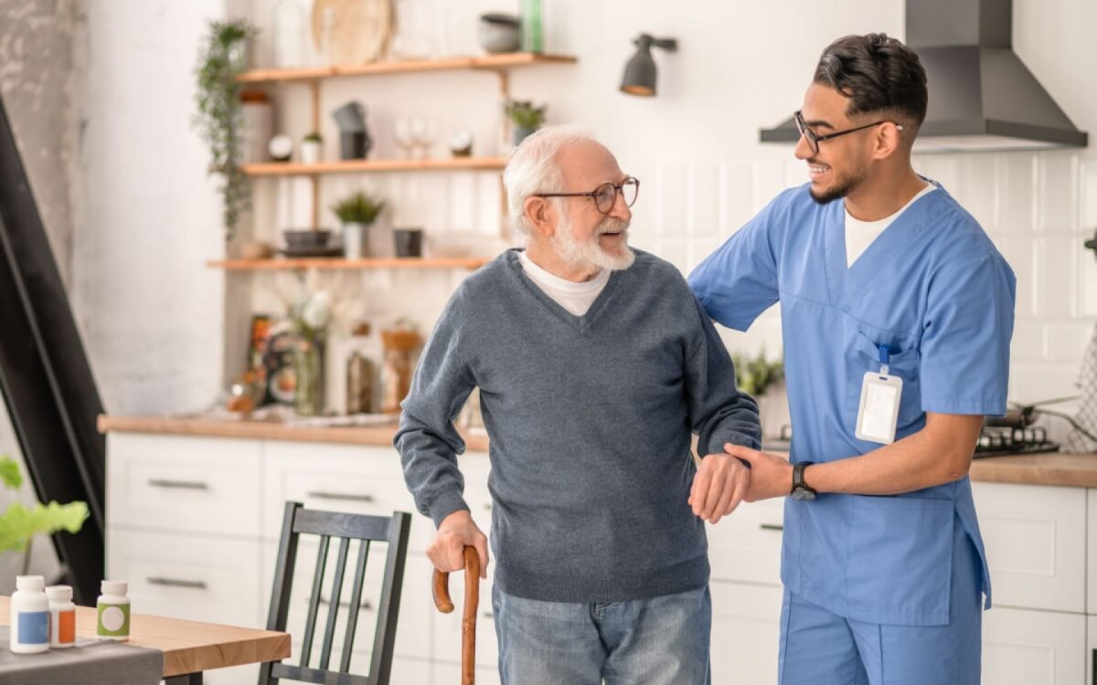 A presença do cuidador impacta positivamente a vida dos assistidos e de suas famílias (Imagem: Dmytro Zinkevych | Shutterstock)