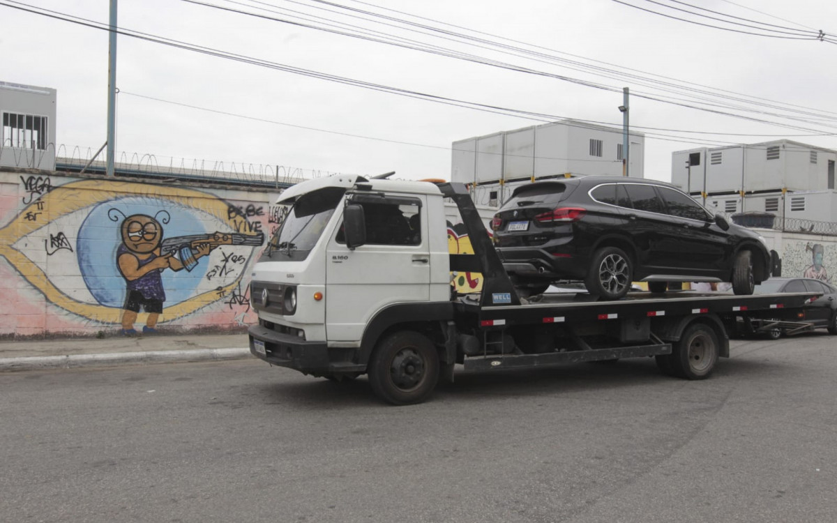 Carros roubados recuperados durante operação no Complexo da Maré - Reginaldo Pimenta/Agência O DIA