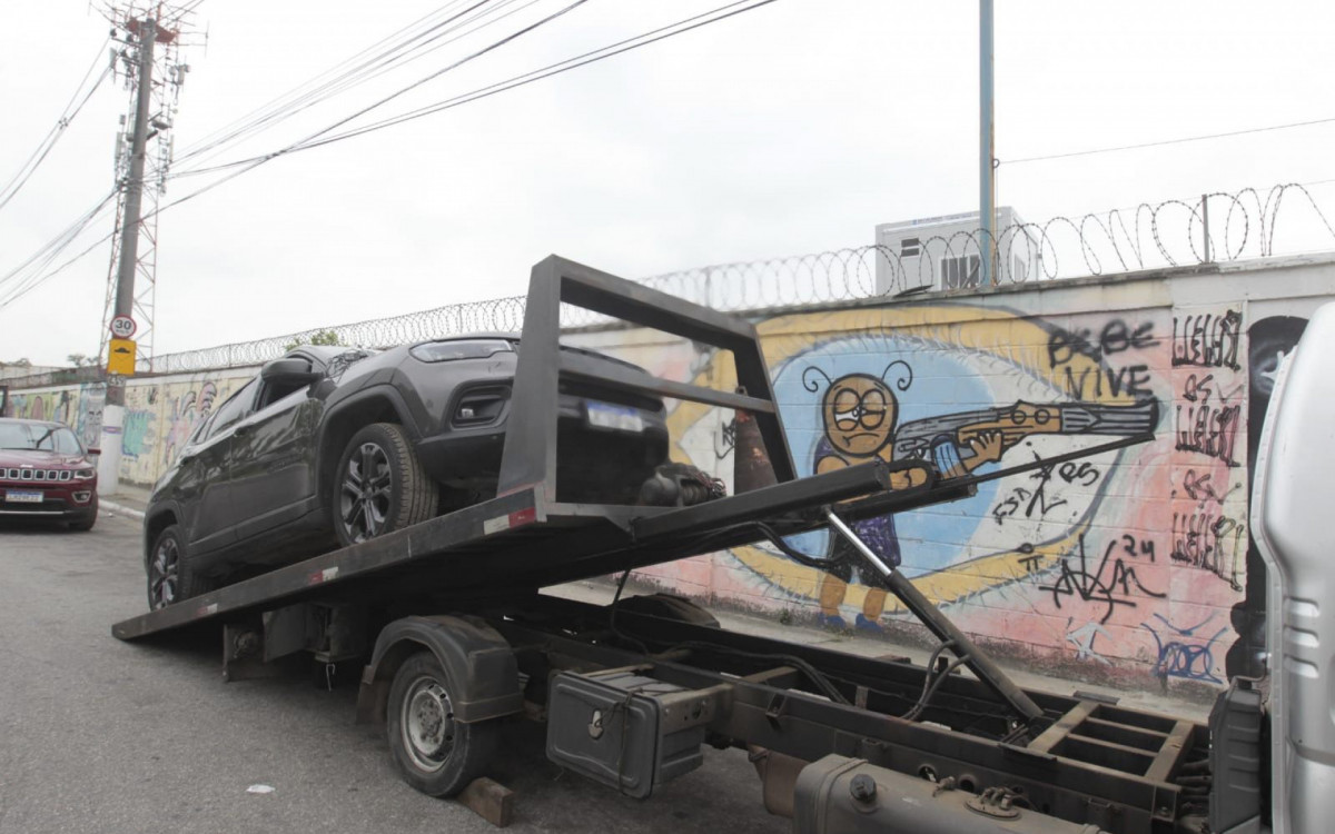 Carros roubados recuperados durante operação no Complexo da Maré - Reginaldo Pimenta/Agência O DIA