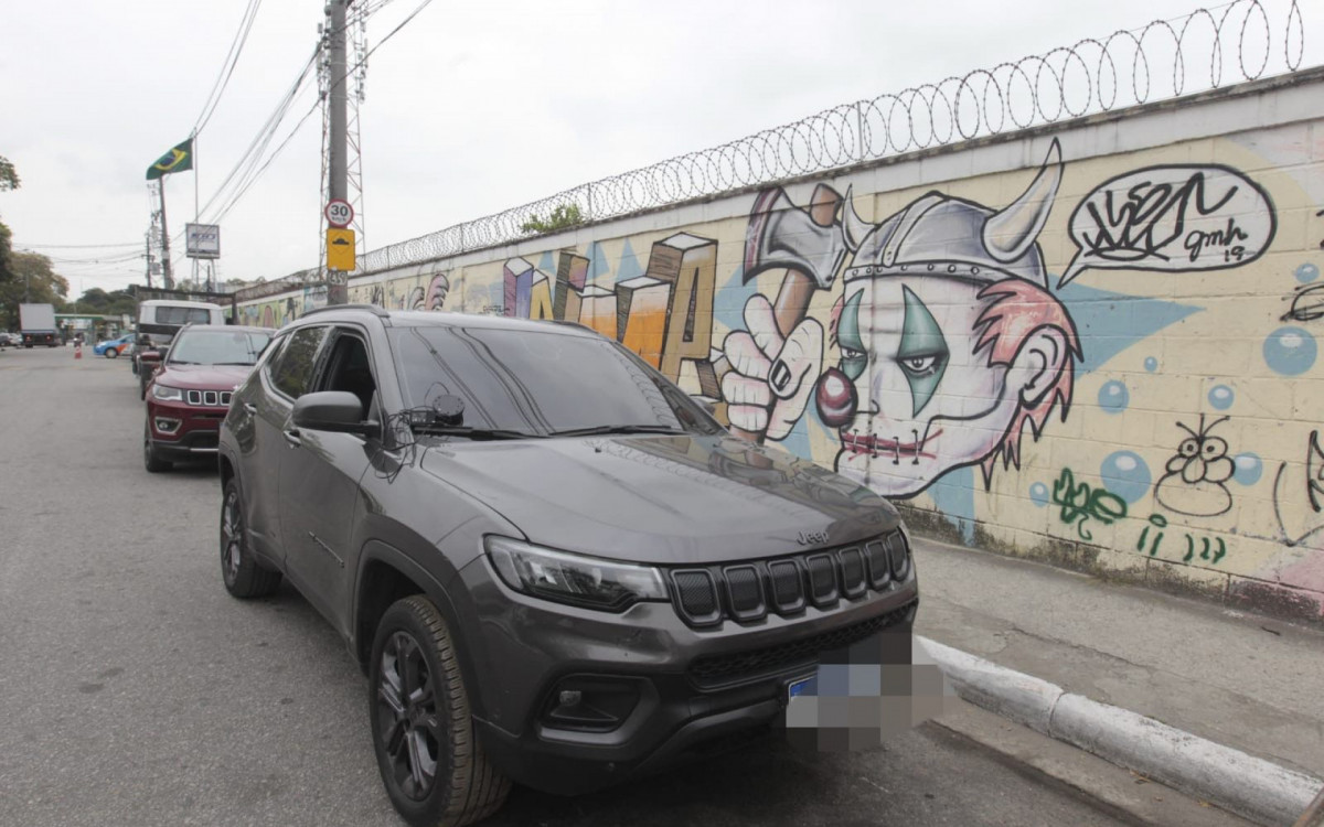 Carros roubados recuperados durante operação no Complexo da Maré - Reginaldo Pimenta/Agência O DIA