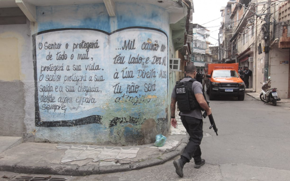 Operação na Maré tem mortos, presos e material apreendido