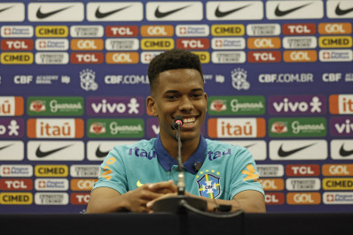 Estêvão admite frio na barriga em encontro com Vini Jr: 'Melhor do mundo'