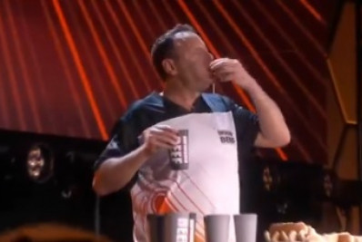 Vídeo! Homem come 83 cachorros-quentes em 10 minutos e bate recorde mundial