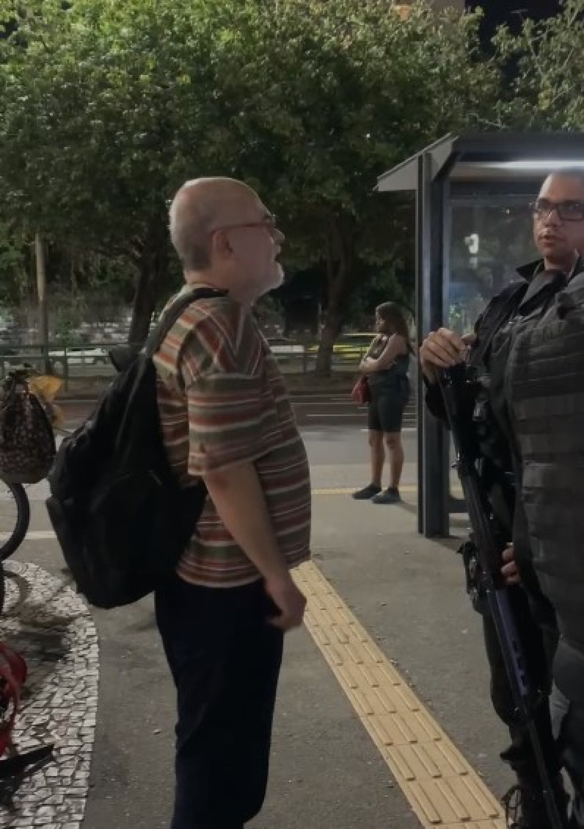 O psicólogo Lélio Fernando conversa com PMs após confusão