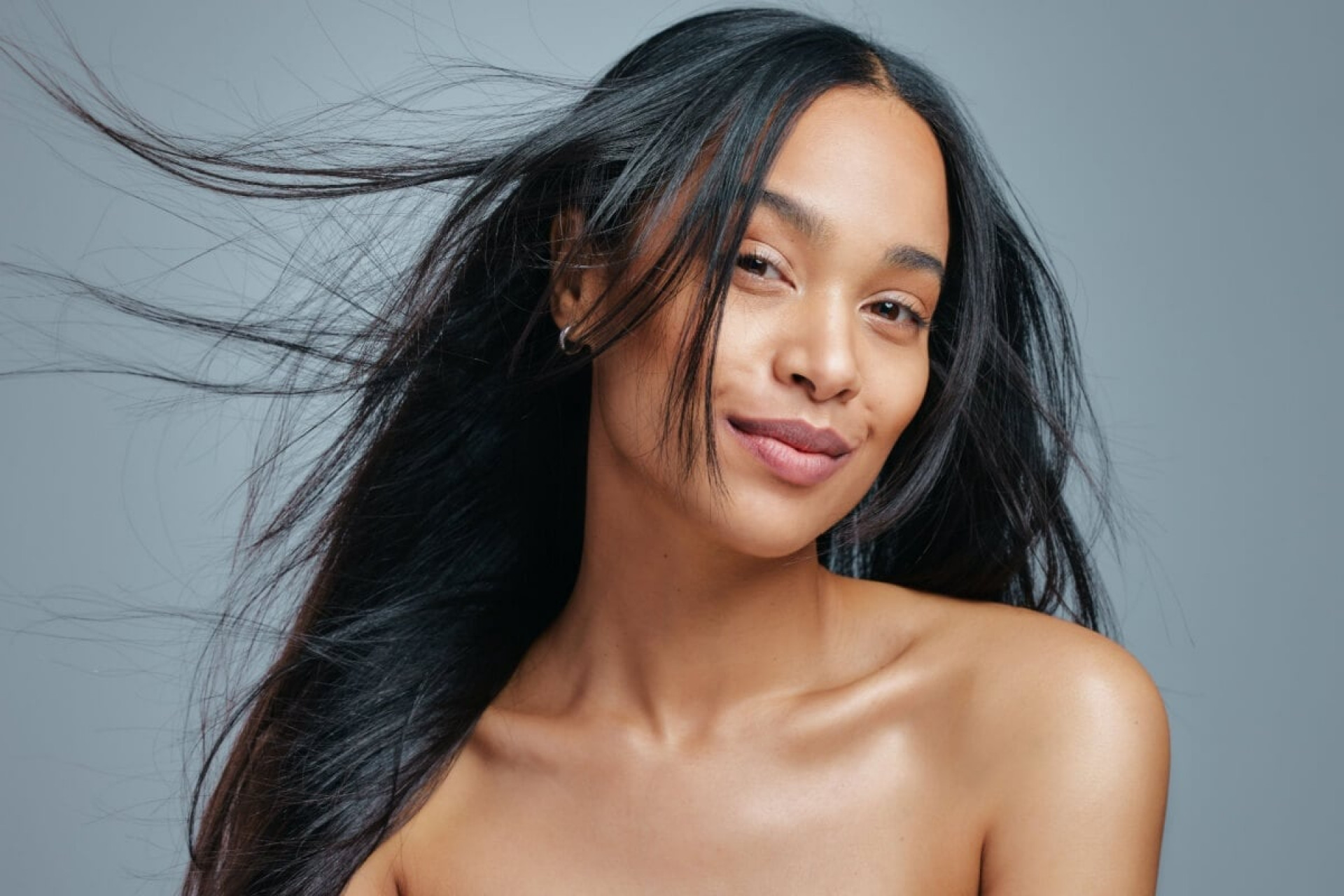 Cuidar de cabelos mistos exige produtos e tratamentos específicos para a raiz oleosa e as pontas ressecadas (Imagem: PeopleImages.com - Yuri A | Shutterstock)