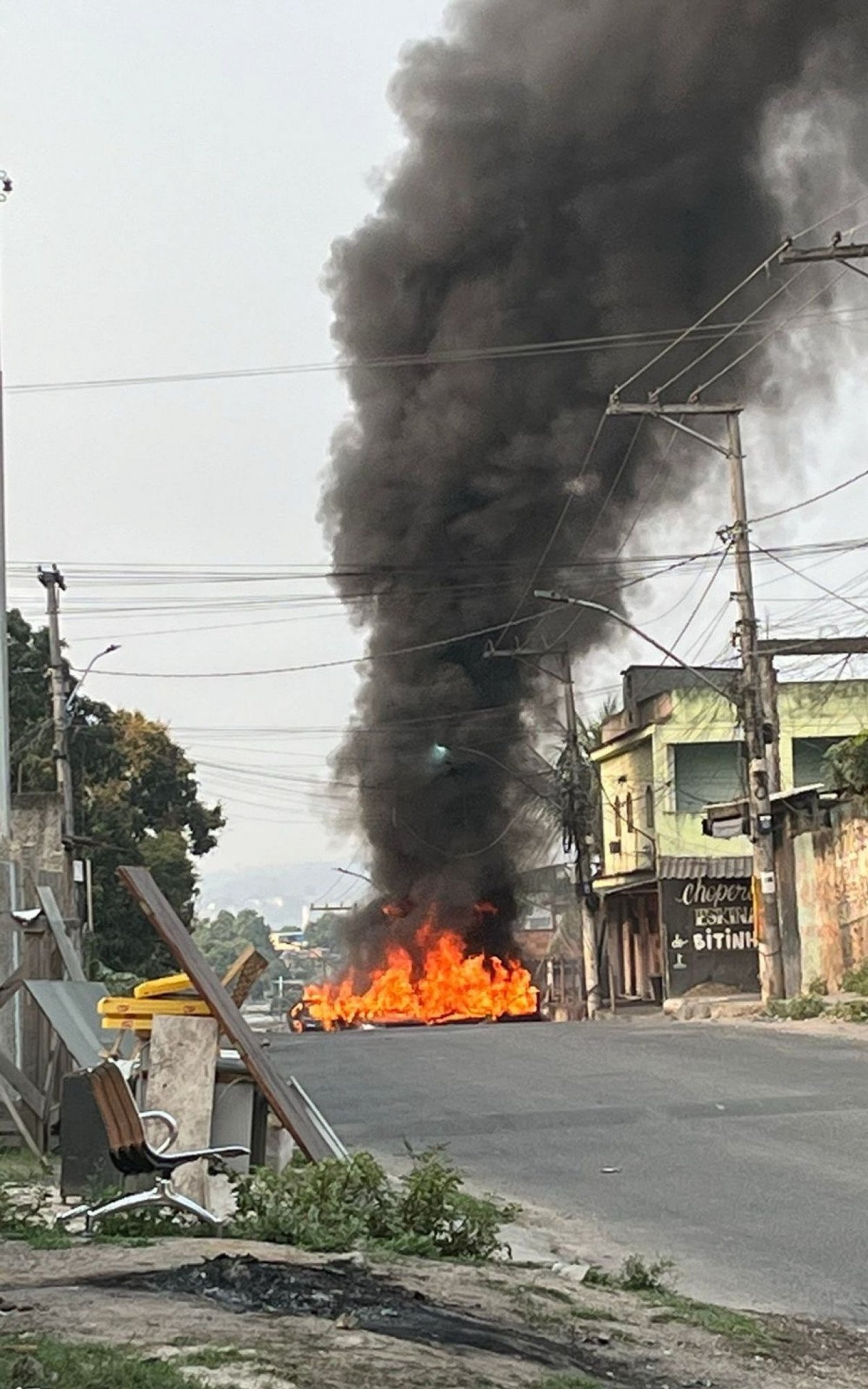 Vias de acesso às comunidades foram bloqueadas por carros incendiados - Reprodução