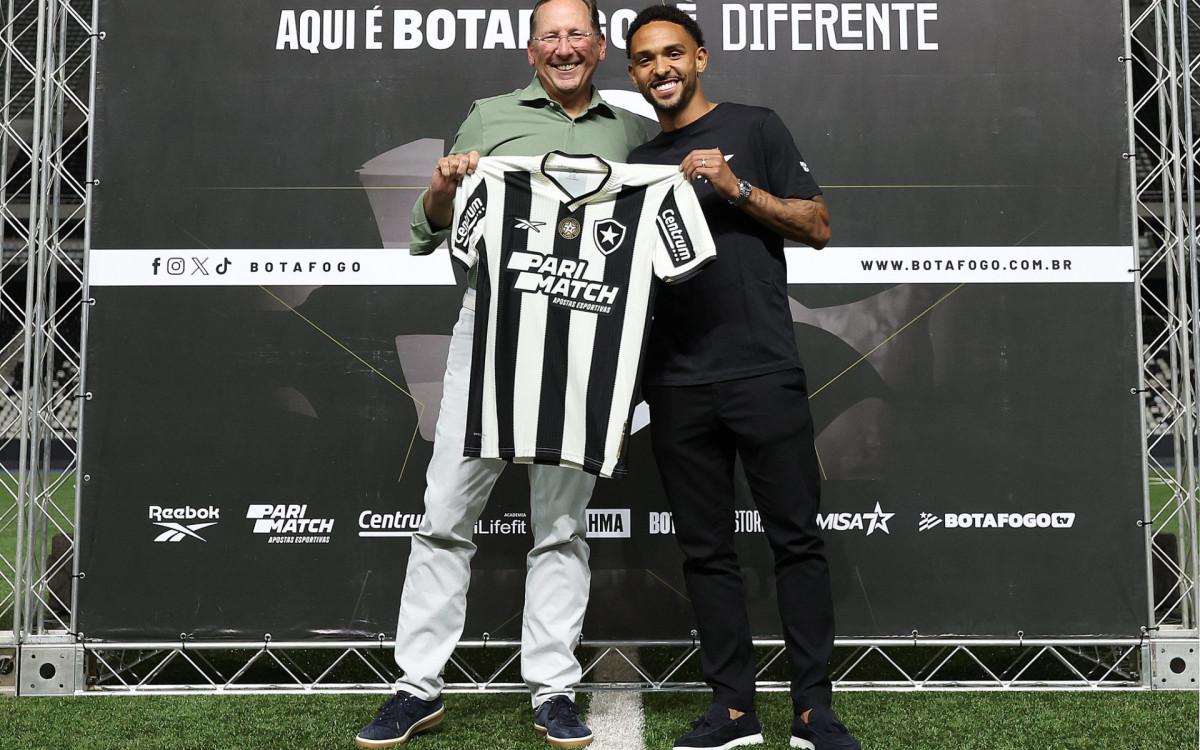 Vitinho, do Botafogo, ao lado de John Textor