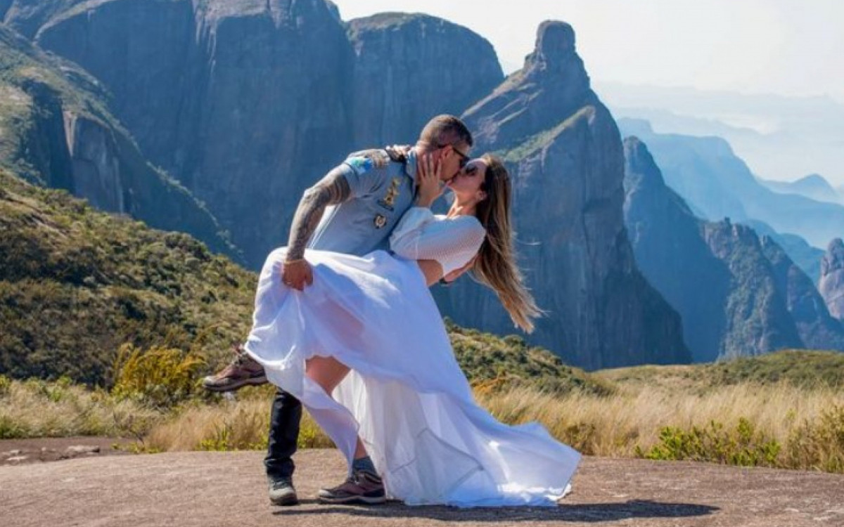 O policial Geraldo Pinto e a farmacêutica Larissa David escalam pico no Parnaso, em Guapimirim, para fazer fotos pré-casamento - Foto: Willian Esteves - Cedida por Larissa David ao DIA