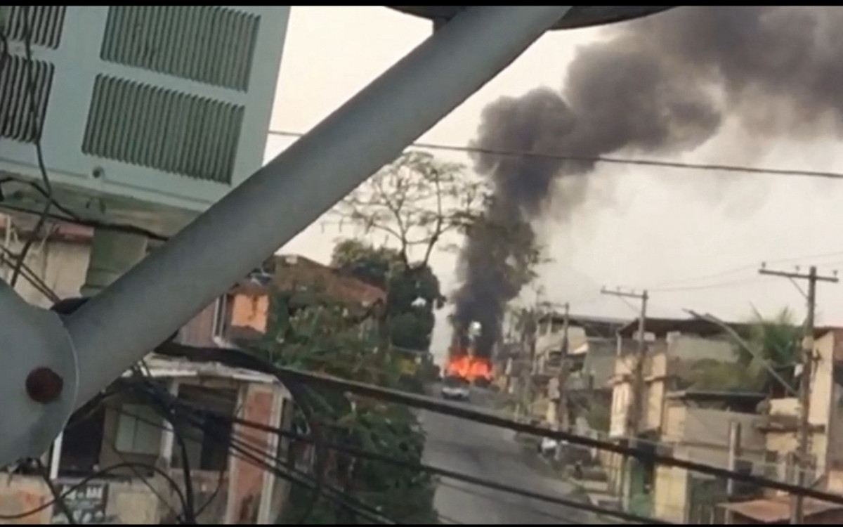 Vias de acesso às comunidades foram bloqueadas por carros incendiados