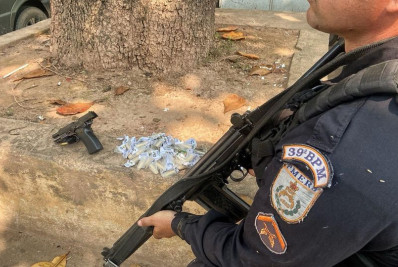 PM prende suspeito com pistola e drogas no Parque Floresta em Belford Roxo
