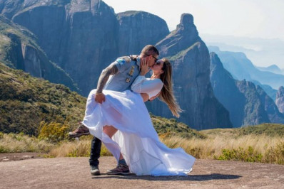 Casal escala pico em Guapimirim para fazer ensaio pré-casamento