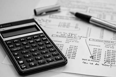 Mais de 70% dos brasileiros trabalham melhor quando estão com as contas em dia, aponta estudo