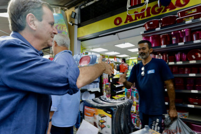 Paes vai ao Saara e Ramagem discute sobre transporte público; veja como foi o dia dos candidatos