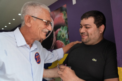 Capitão Nelson caminha com eleitores no bairro Santa Catarina