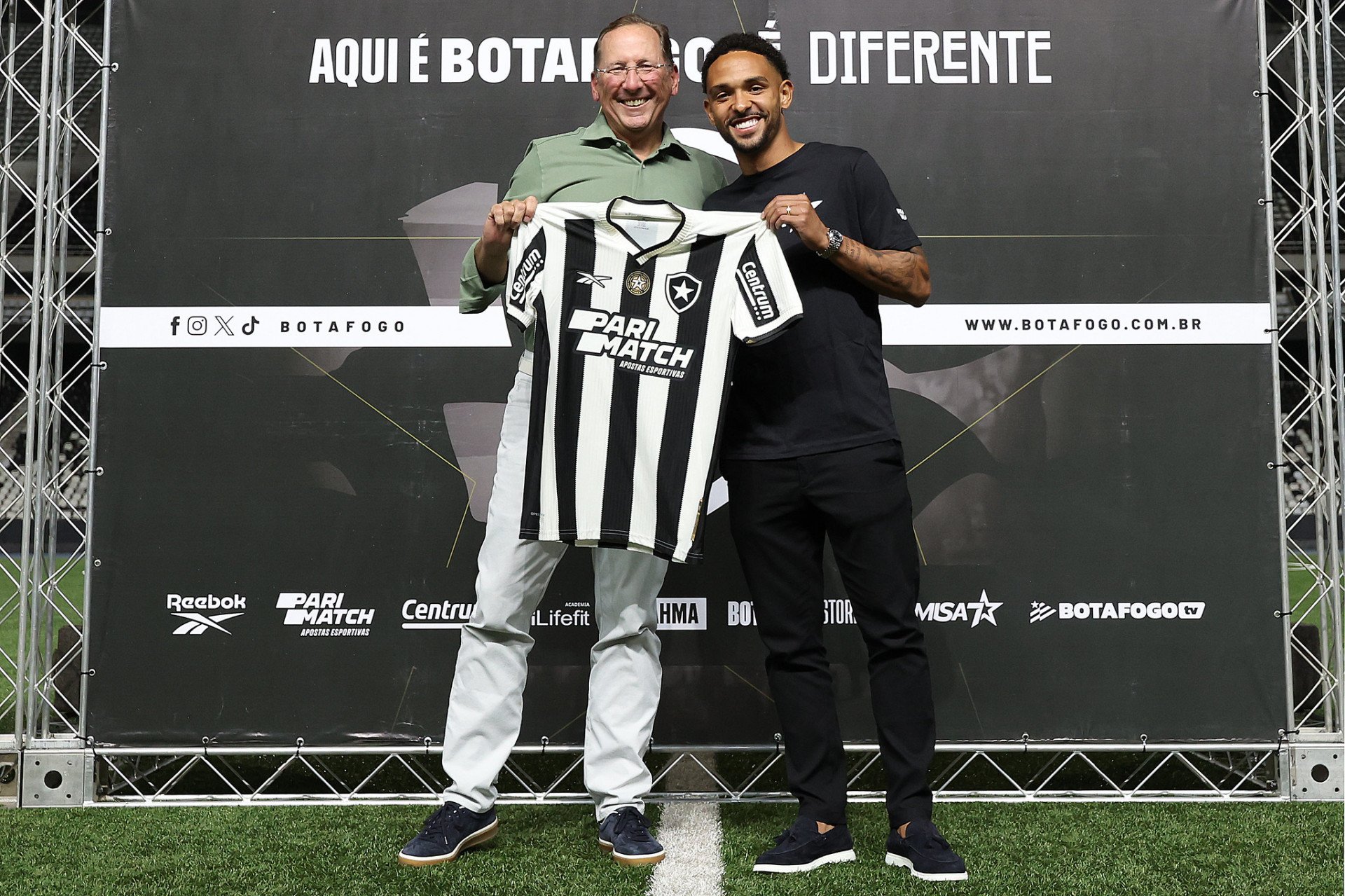 Vitinho, do Botafogo, ao lado de John Textor - Vítor Silva/Botafogo