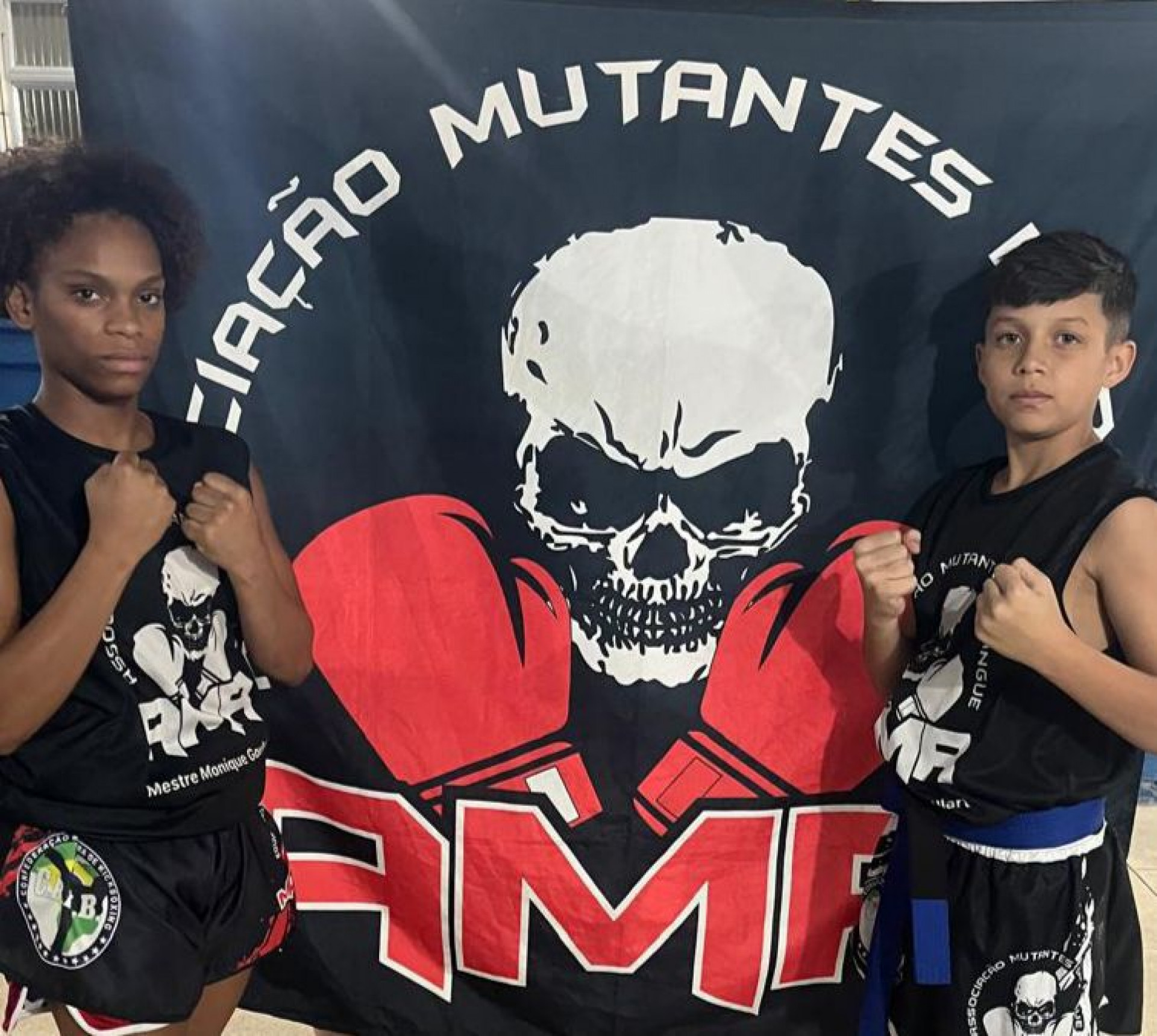 Marlene Oliveira, de 16, e Theo Tavares, de 12, lutam kickboxing em projeto no Complexo da Penha - Divulgação