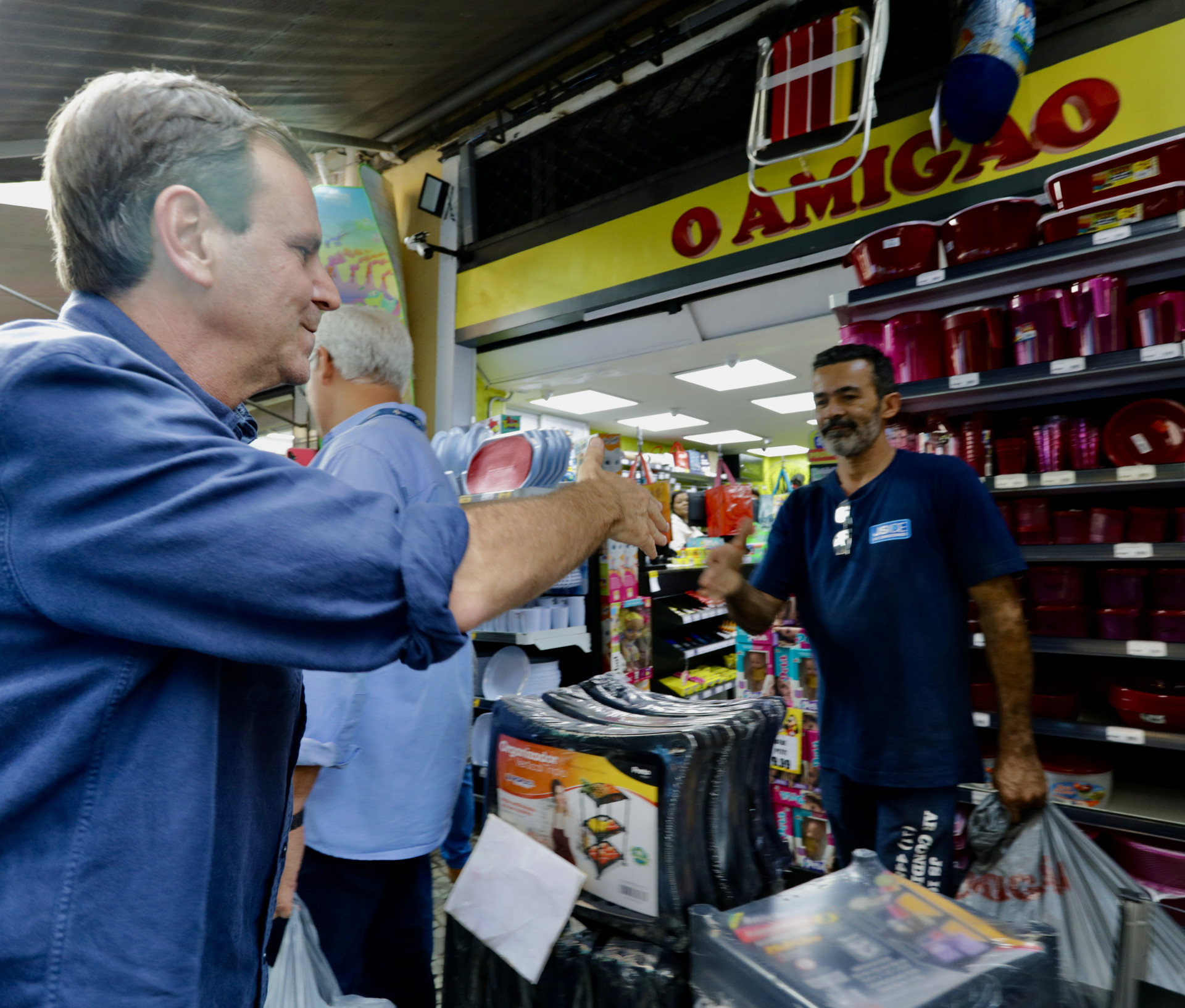 Eduardo Paes faz caminhada no Saara e promete seguir com os investimentos na revitalização do Centro - Divulgação