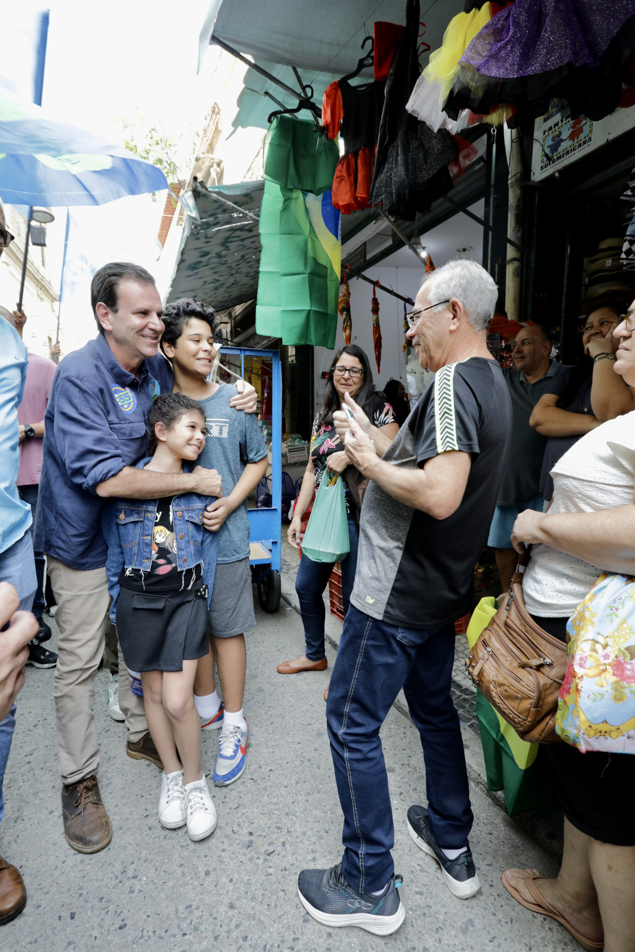 Eduardo Paes faz caminhada no Saara e promete seguir com os investimentos na revitalização do Centro - Divulgação