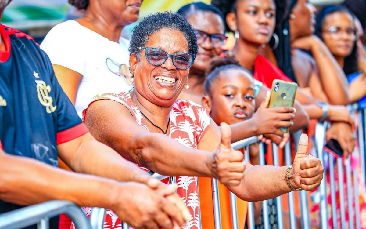 Vilma Oliveira estava animada aguardando as netas Maria Alice e Giovana Vitória desfilarem