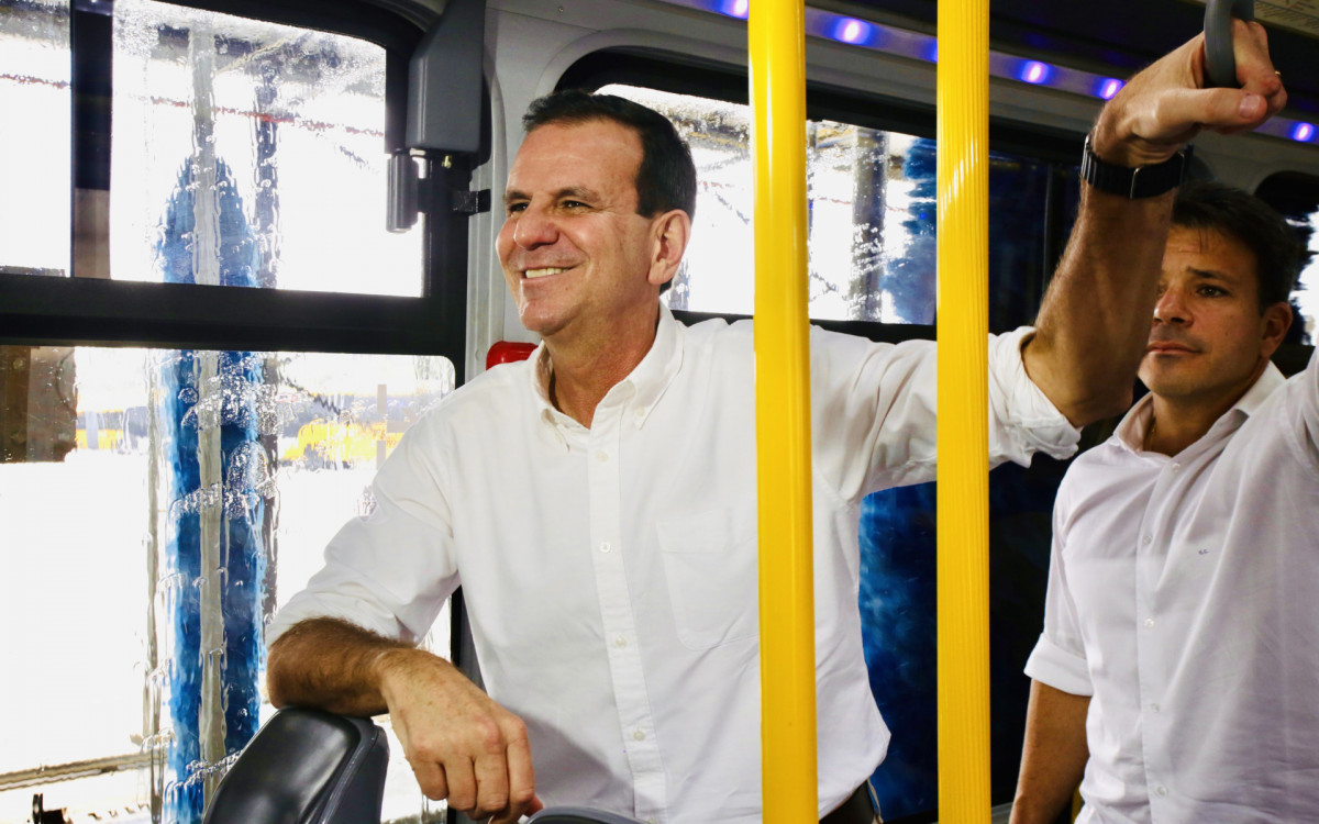 Eduardo Paes (PSD) visitou a garagem do BRT em Deodoro, na Zona Oeste