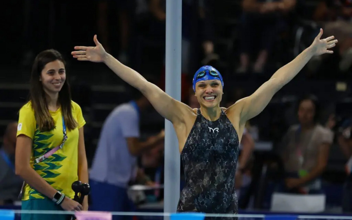 Carol Santiago comemora medalha de ouro nos Jogos de Paris 