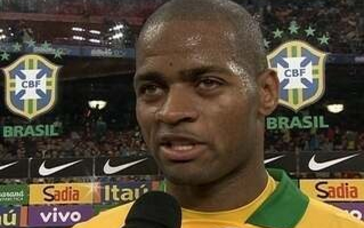 Dedé (Cruzeiro)  - Brasil 2 x 0 Zâmbia, em 15 de outubro de 2013