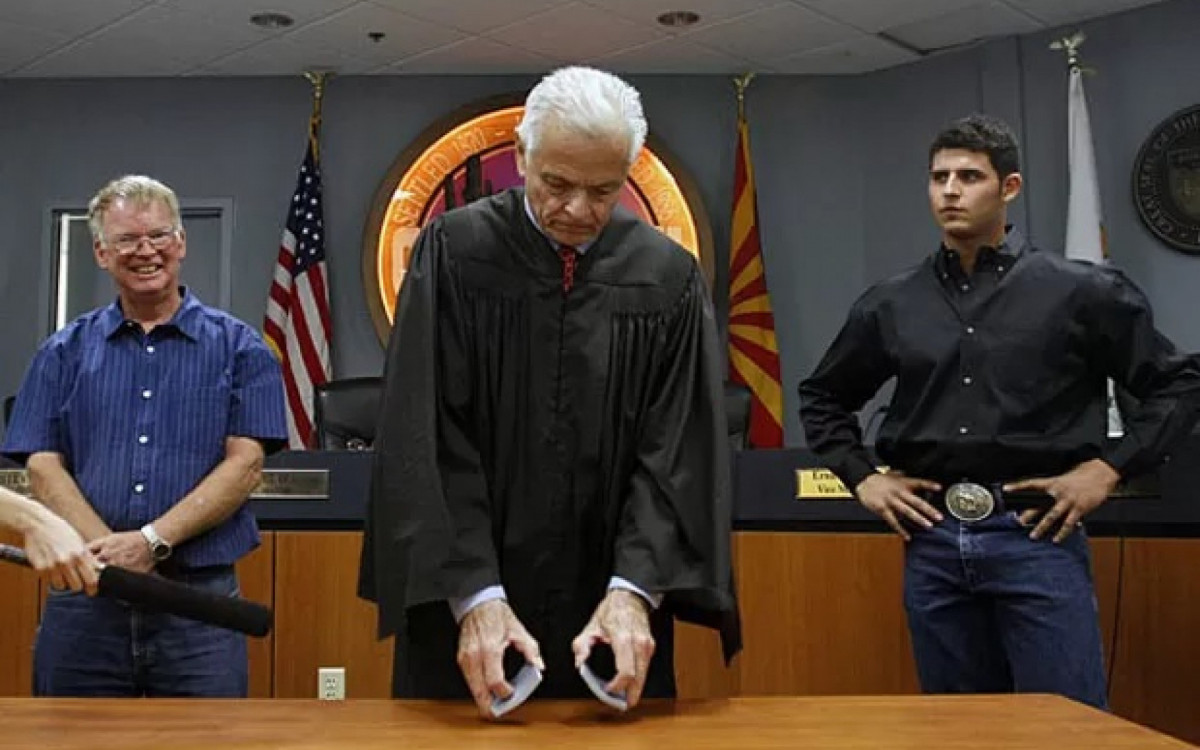 
A última vaga para a câmara de vereadores da cidade de Cave Creek, no estado do Arizona (EUA), foi decidida em um jogo de cartas nas eleições de 2009. Adam Trenk e Thomas McGuire se apresentaram ao juiz George Preston, que embaralhou as cartas e deu uma cada. Quem tirasse a mais alta, vencia. Trank ficou com um rei de copas, enquanto McGuire recebeu \'apenas\' um seis de copas