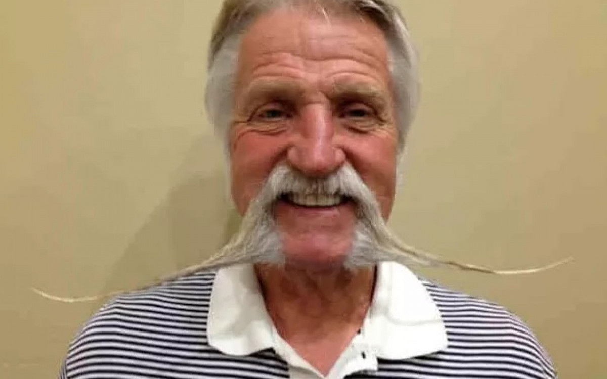 Dan Snarr, prefeito da cidade de MUrray, no estado de Utah, foi \'alvo\' de uma eleição em 2009. Os moradores realizaram um plebiscito para saber se ele deveria raspar seu bigode vistoso. Snarr perdeu e teve de mudar o visual