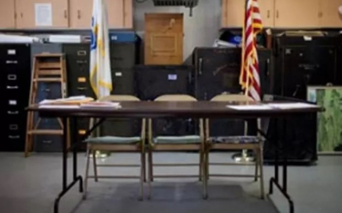 Em 2010, a pequena cidade de Hawley, no estado de Massachusetts (EUA), de apenas 336 habitantes, não teve candidatos para a eleição de administrador geral - a localidade é tão pequena que não tem prefeito. Como só 220 pessoas têm o direito de voto em Hawley, o jeito foi indicar um morador para administrar o povoado temporariamente