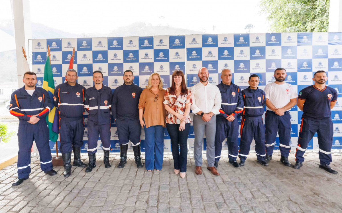 O Prefeito Vinicius Claussen e a Secretária de Saúde Clarissa Rippel com a equipe do SAMU
