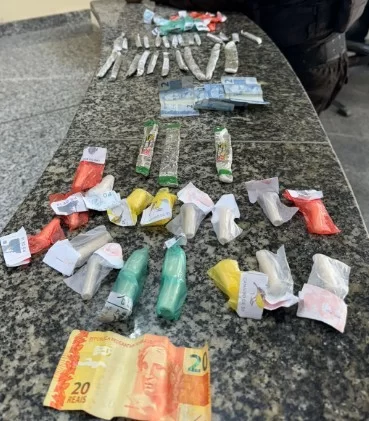 Dupla é detida e drogas apreendidas em ação de combate ao tráfico em Araruama