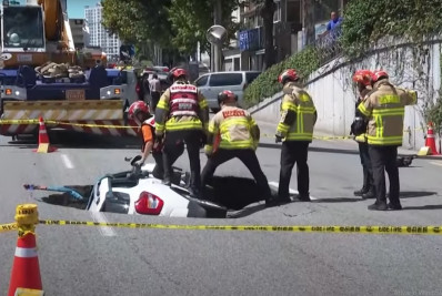 Vídeo: casal de idosos fica ferido após carro ser engolido por grande buraco na rua