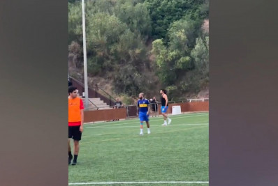 Daniel Alves usa aplicativo para jogar futebol com estranhos em Barcelona