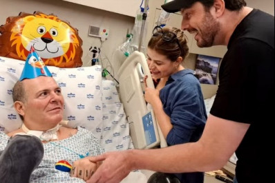 Baixista do Ultraje a Rigor, Mingau ganha festa de aniversário em hospital e recebe carinho dos amigos 