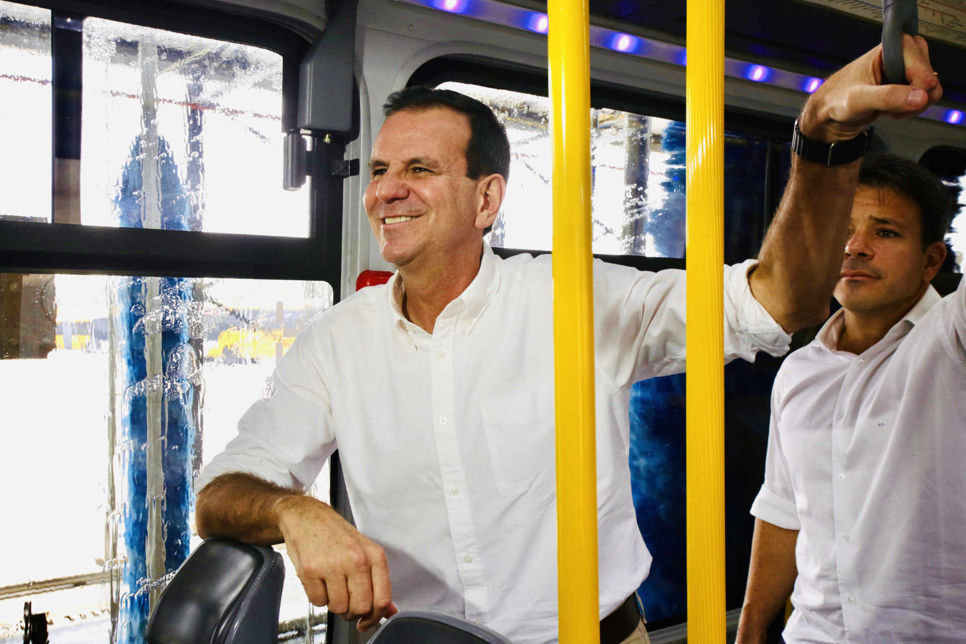 Eduardo Paes (PSD) visitou a garagem do BRT em Deodoro, na Zona Oeste - Divulgação